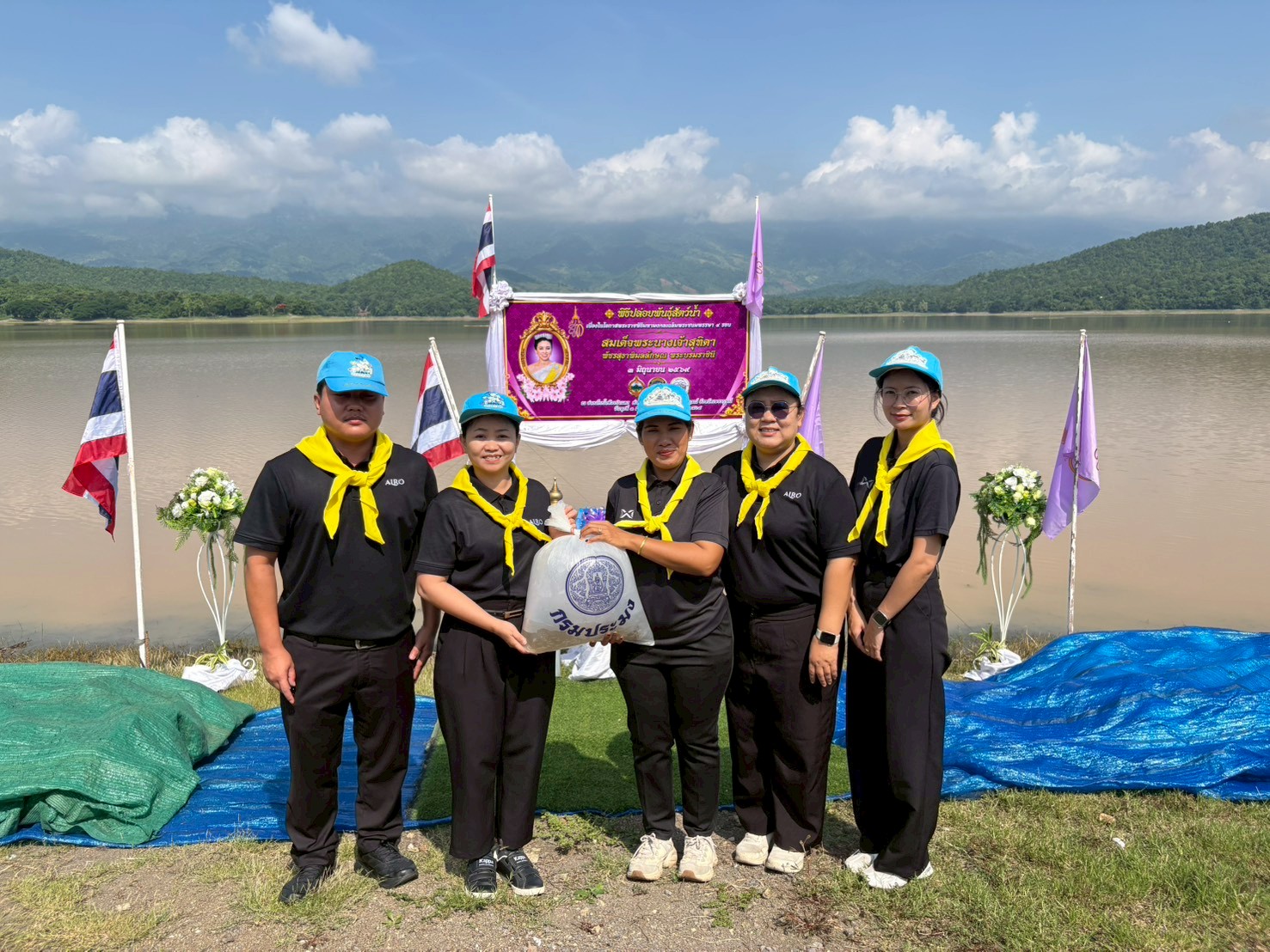title - กิจกรรมจิตอาสาปรับปรุงภูมิทัศน์และปล่อยพันธุ์สัตว์น้ำเนื่องในวันเฉลิมพระชนมพรรษาสมเด็จพระนางเจ้าสุทิดา พัชรสุธาพิมลลักษณ พระบรมราชินี